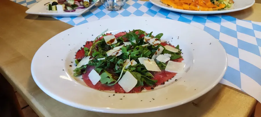 Carpaccio vom Rind mit Rucola und Parmesan im Winkelstüberl
