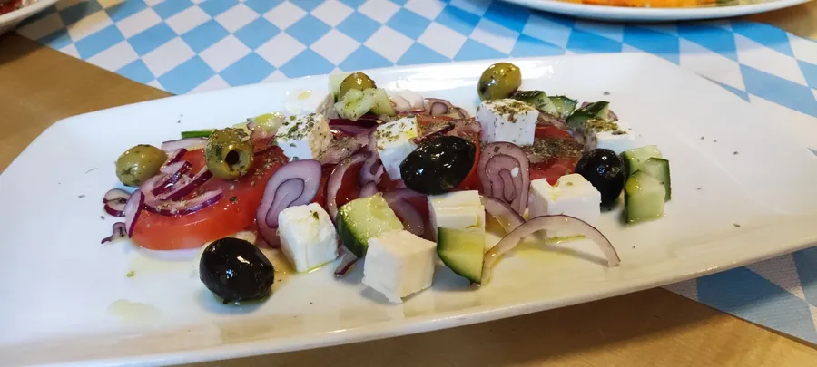 Mediterraner Salat mit Feta, Tomaten, Gurke und Oliven im Winkelstüberl München